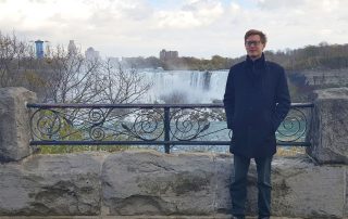 Niels Linnemann in front of Niagra Falls